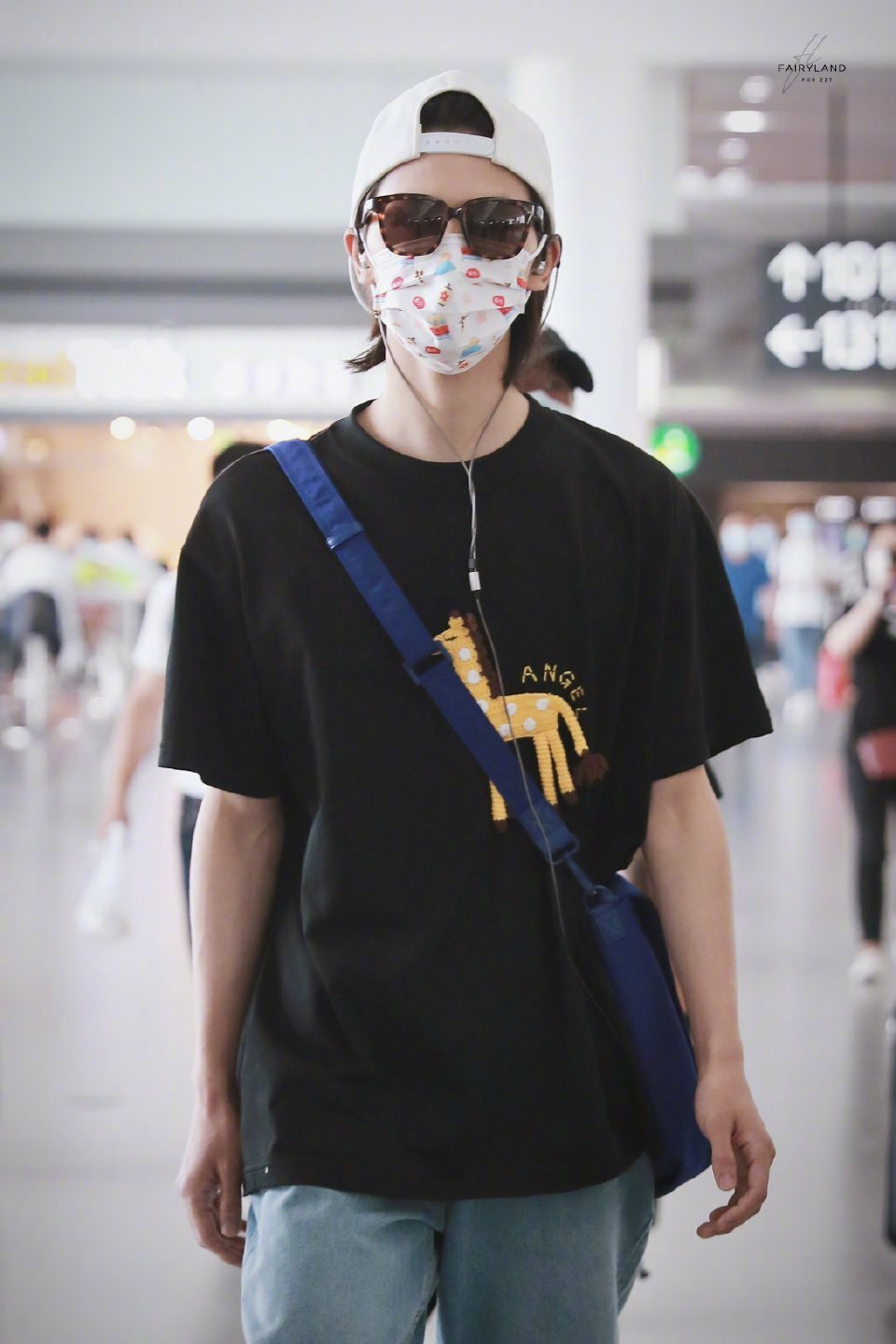 朱正廷今日机场饭拍 可爱的印花口罩 长颈鹿t恤 又乖又可爱