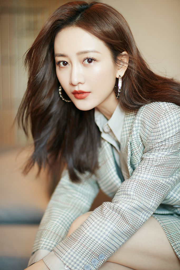 王鸥卷发红唇美艳十足 格纹西装造型又甜又酷