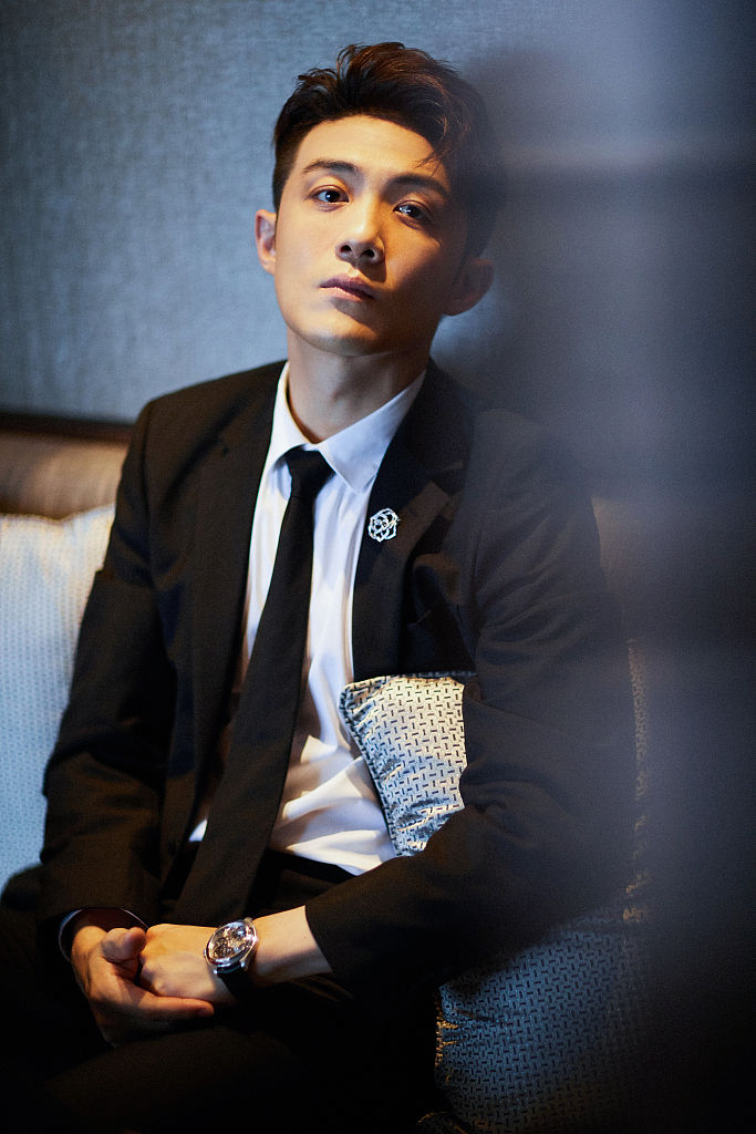 李泽锋白玉兰造型写真帅气逼人西装配白玉兰胸针沉稳大气