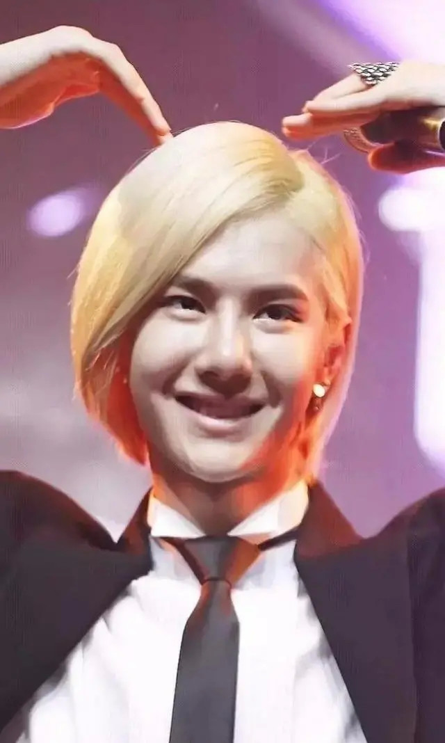 当红男明星辣眼旧照盘点:王一博和任嘉伦上榜,孙红雷也难以幸免