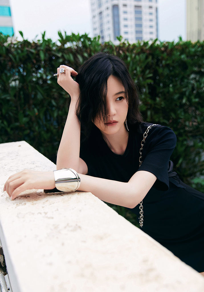 杨子姗户外写真酷飒十足青葱绿叶衬精致五官长腿逆天