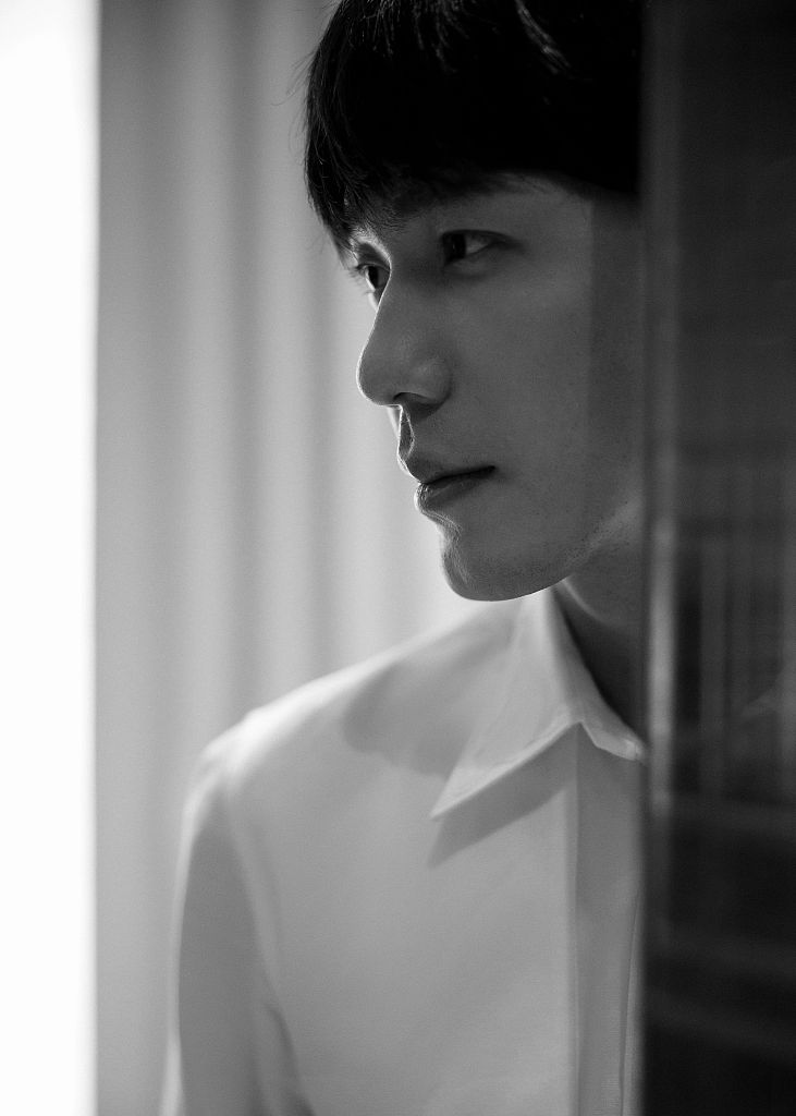 白宇化身白衬衫男神拍写真清爽有型