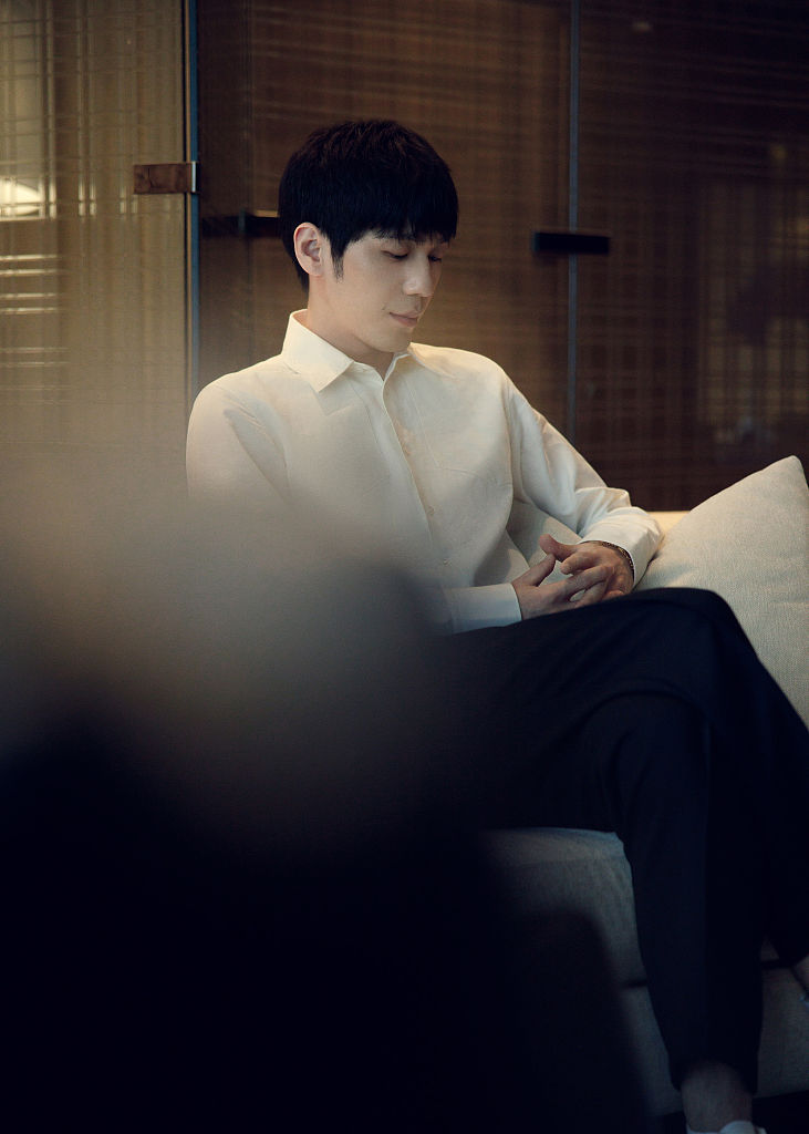 白宇化身白衬衫男神拍写真清爽有型