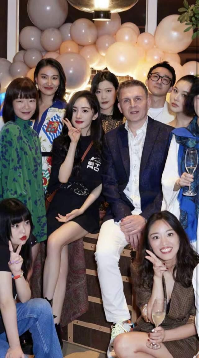杨幂与众人合影时,该男子和她一起坐在c位,可见对方的身份是比较尊贵