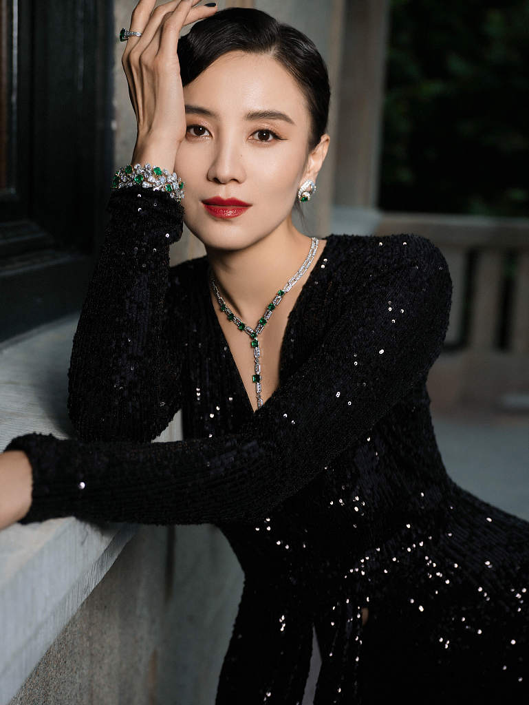 佩戴高级珠宝诠释独特韵味|宋佳|礼服|复古_新浪新闻