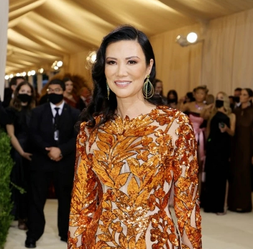 52岁邓文迪才是红毯王者!穿奢华礼服尽显名媛范,涂裸色口红都美