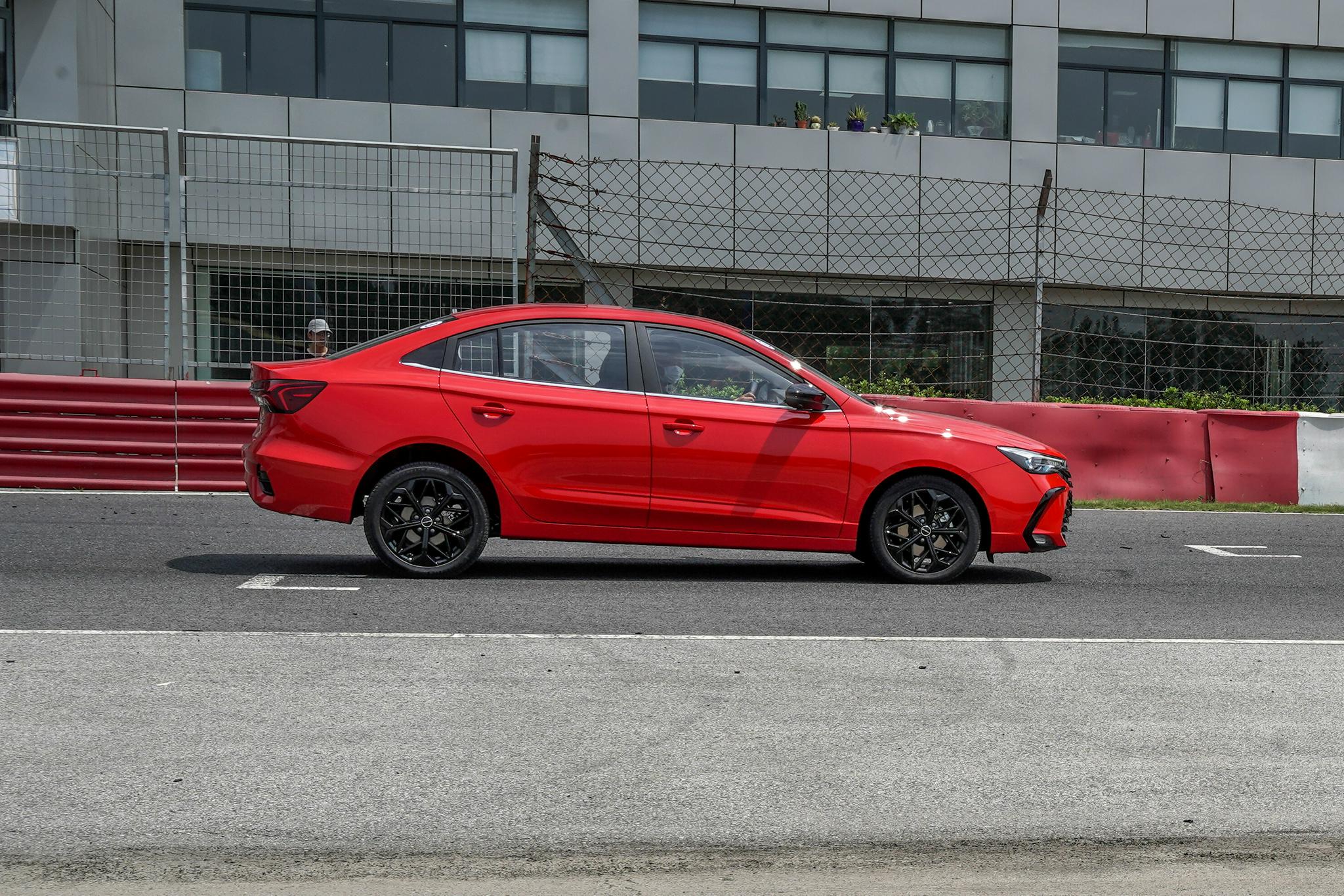 【原创】试驾荣威i5 gt 10万以内运动家轿新曙光