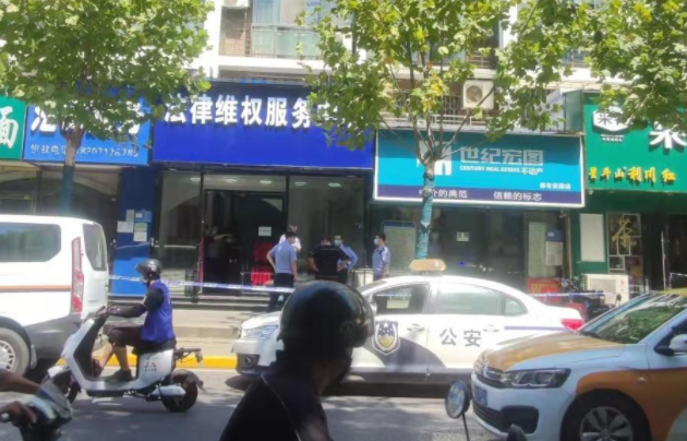 武汉一律师遭枪杀案,被害者家属发声,辟谣不是女朋友是妻子休闲区蓝鸢梦想 - Www.slyday.coM 武汉一律师遭枪杀案,被害者家属发声,辟谣不是女朋友是妻子休闲区蓝鸢梦想 - Www.slyday.coM