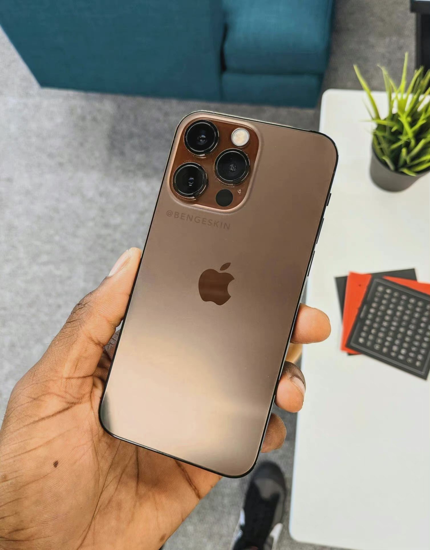 图片内容显示,iphone13真机与此前曝光的渲染图非常相似,尤其是刘海