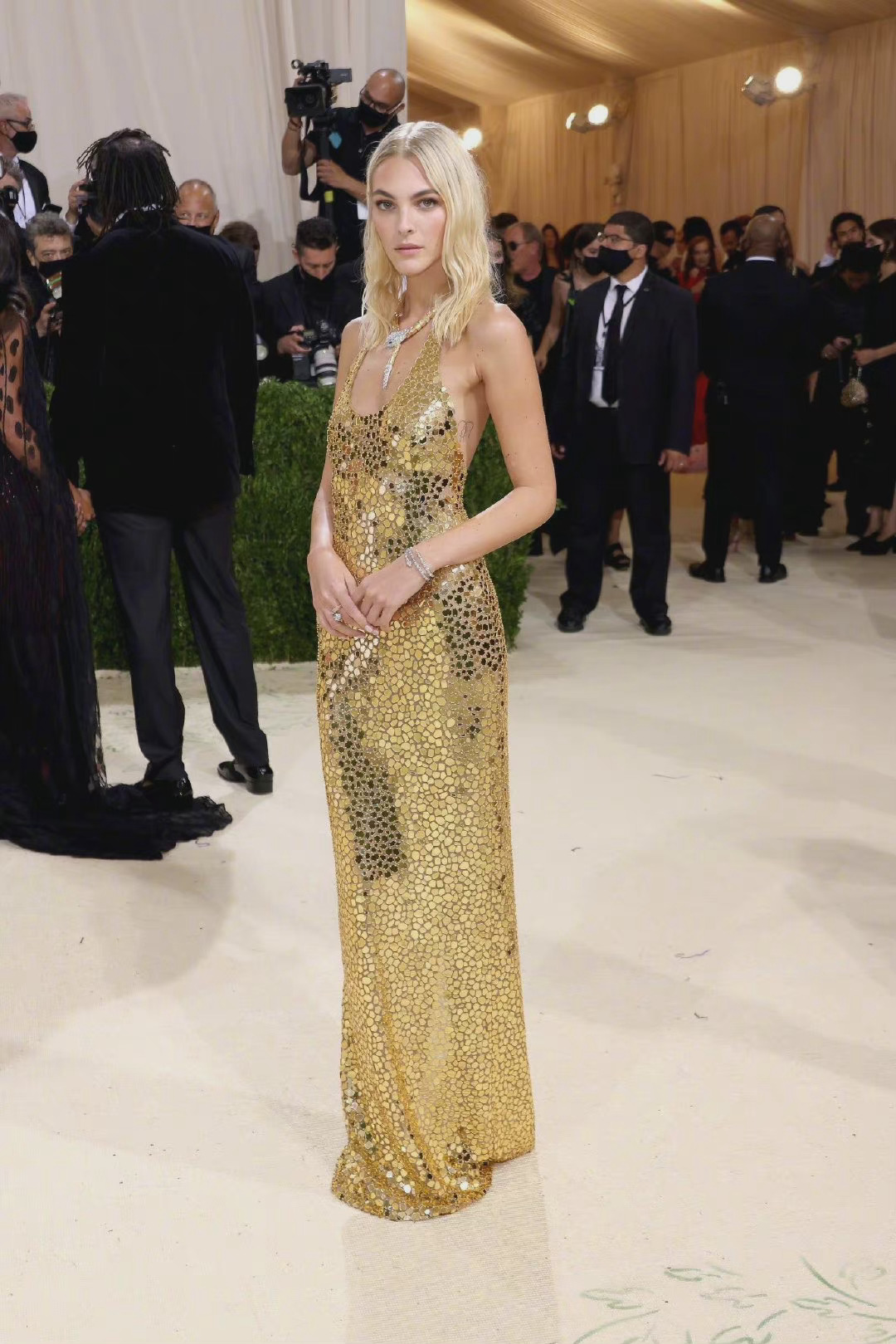 超模 身穿michael kors亮片修身礼服搭配着金发首次亮相