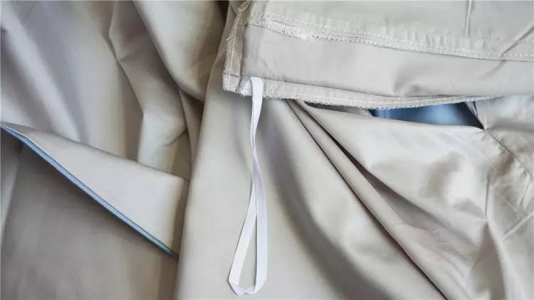 并且在被套内侧的四个角和四个边分别设计了固定绑带,可以很好地固定