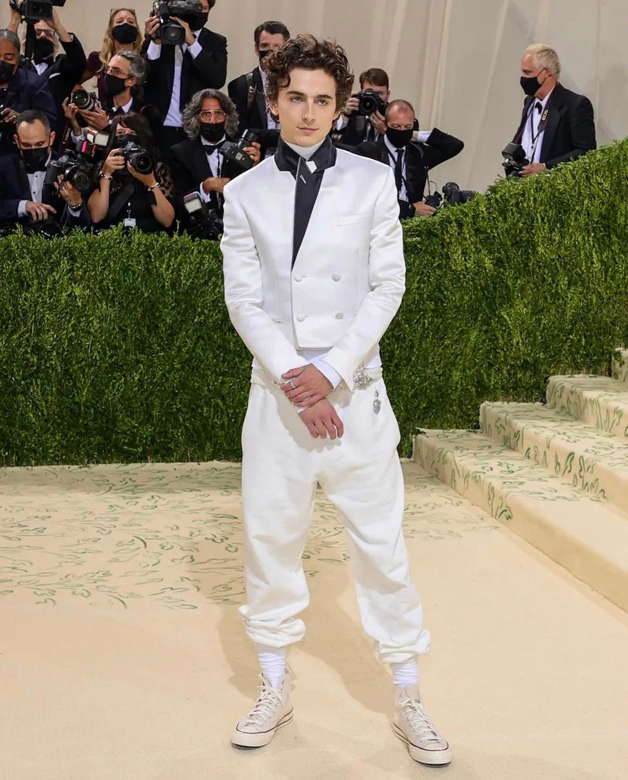 身穿haider ackerman白色定制西装搭配converse同色系帆布高帮鞋