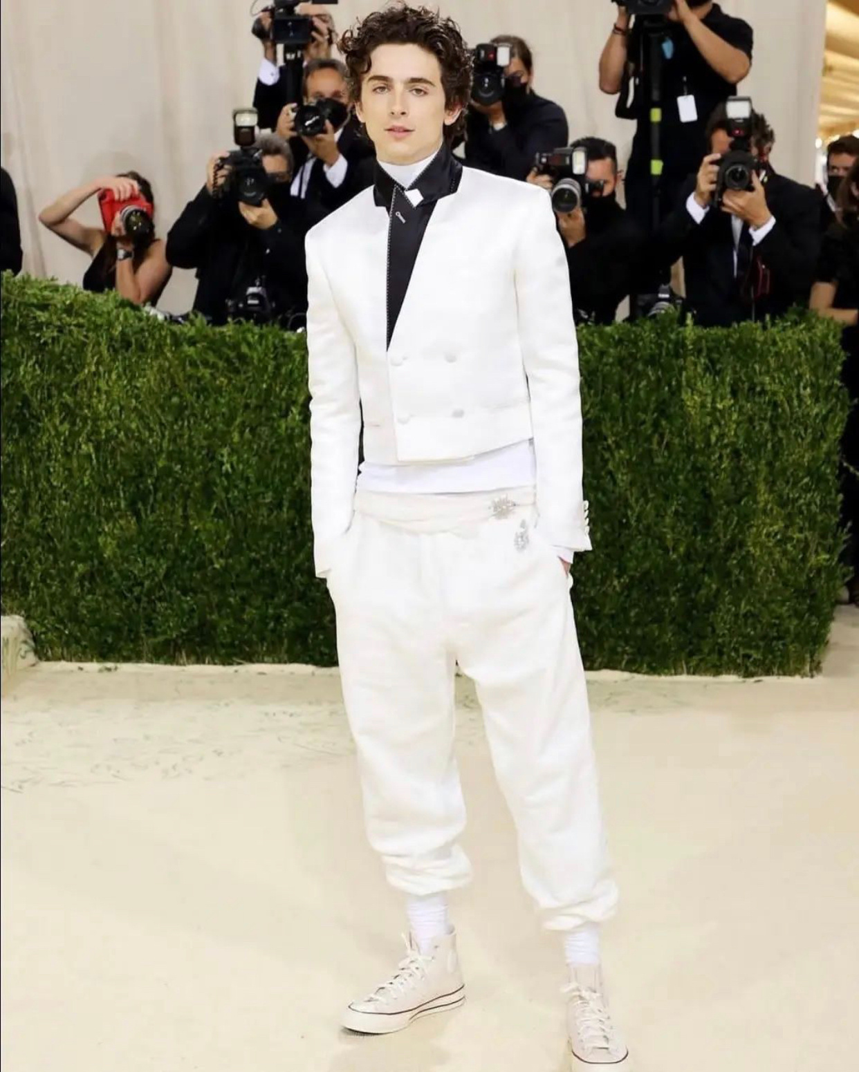 身穿haider ackerman白色定制西装搭配converse同色系帆布高帮鞋