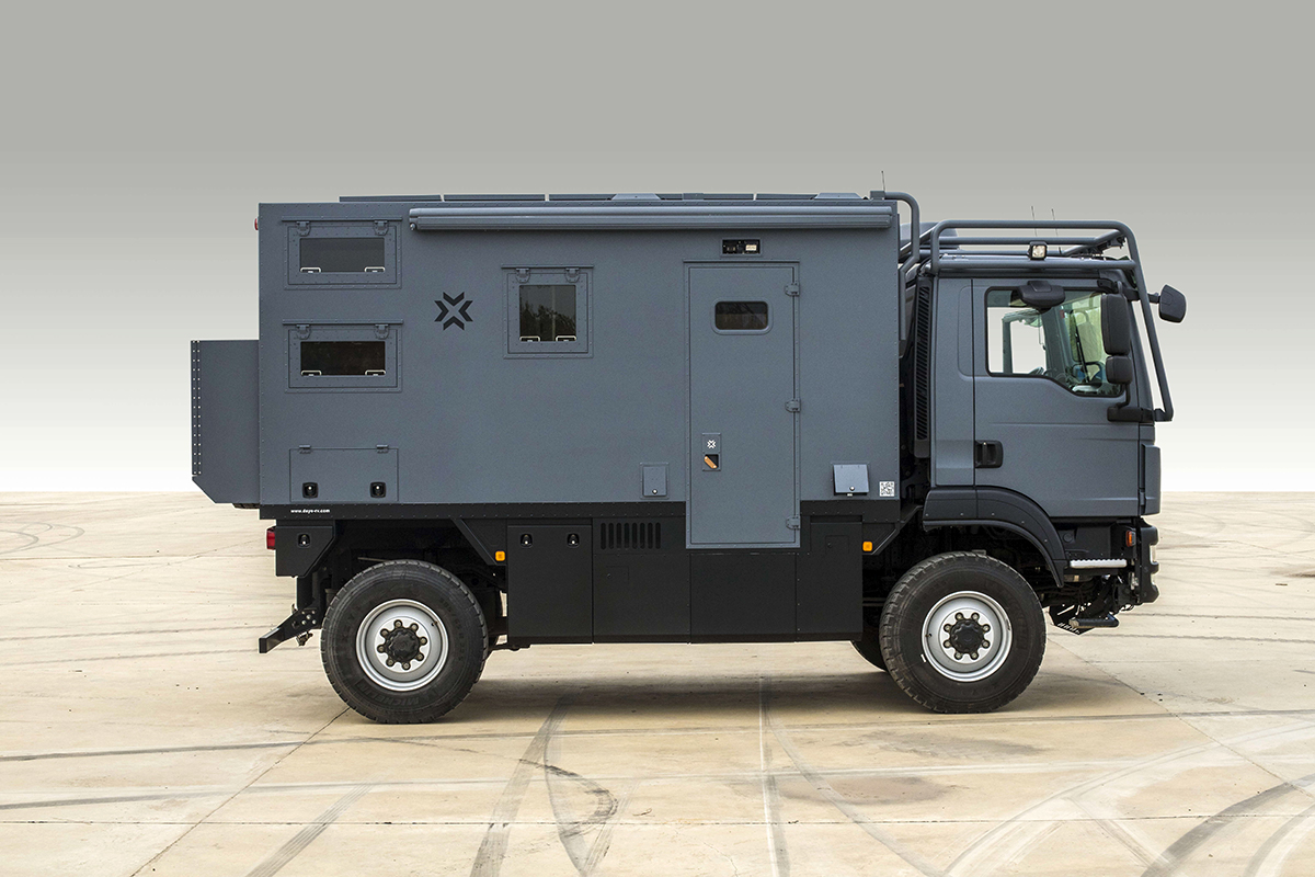 穿越者m与穿越者e2采用同款man底盘设计,长宽高车身尺寸为5995×2545