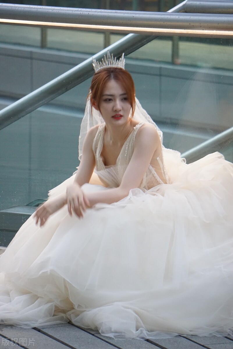 徐璐穿香槟色婚纱造型街拍,肤白貌美,笑容甜美