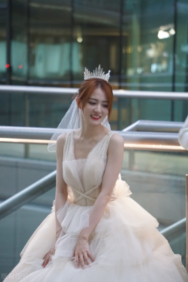 徐璐穿香槟色婚纱造型街拍,肤白貌美,笑容甜美