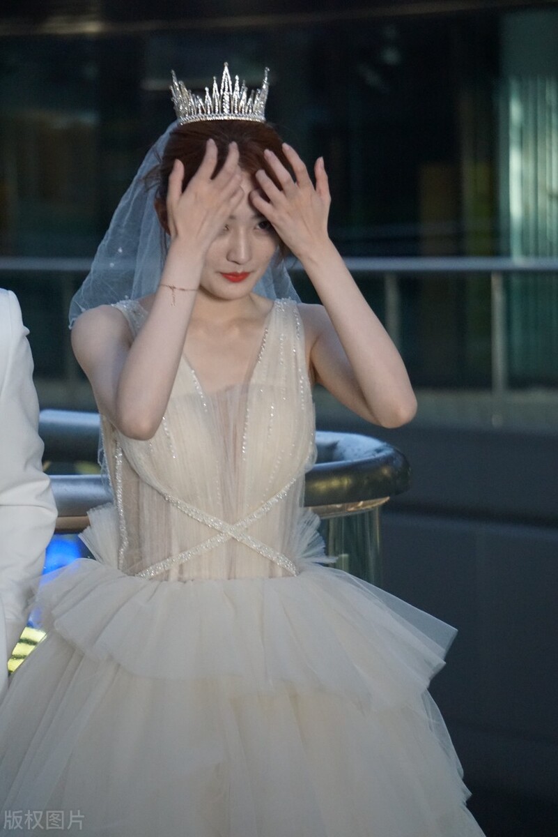 徐璐穿香槟色婚纱造型街拍,肤白貌美,笑容甜美