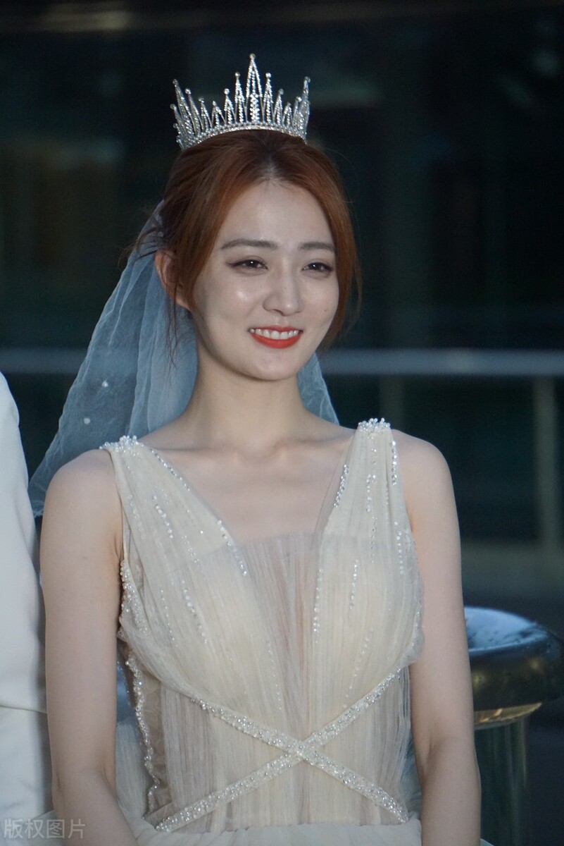 徐璐穿香槟色婚纱造型街拍,肤白貌美,笑容甜美