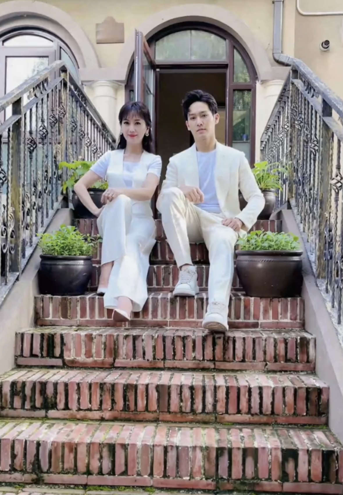 67岁赵雅芝与34岁儿子街拍,母子长相神似,穿同款衣服合影似姐弟