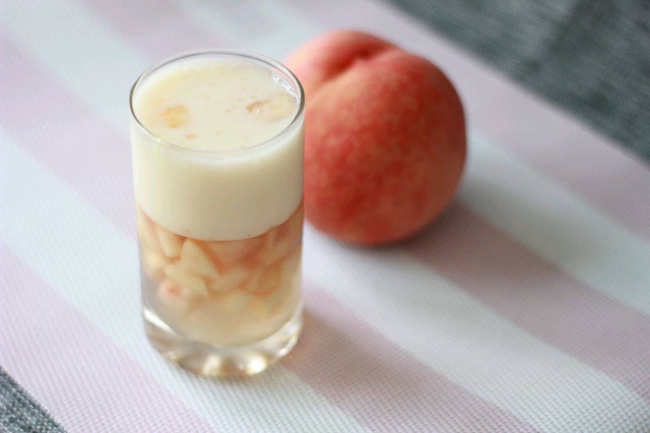 相关app数据显示,养乐多因宣扬"益生菌在新冠病毒防治中有重要作用"