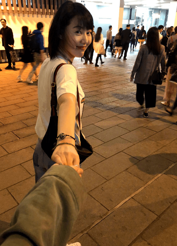 薛佳凝为王冠庆生两人贴脸自拍亲密无间20多年的友谊让人羡慕