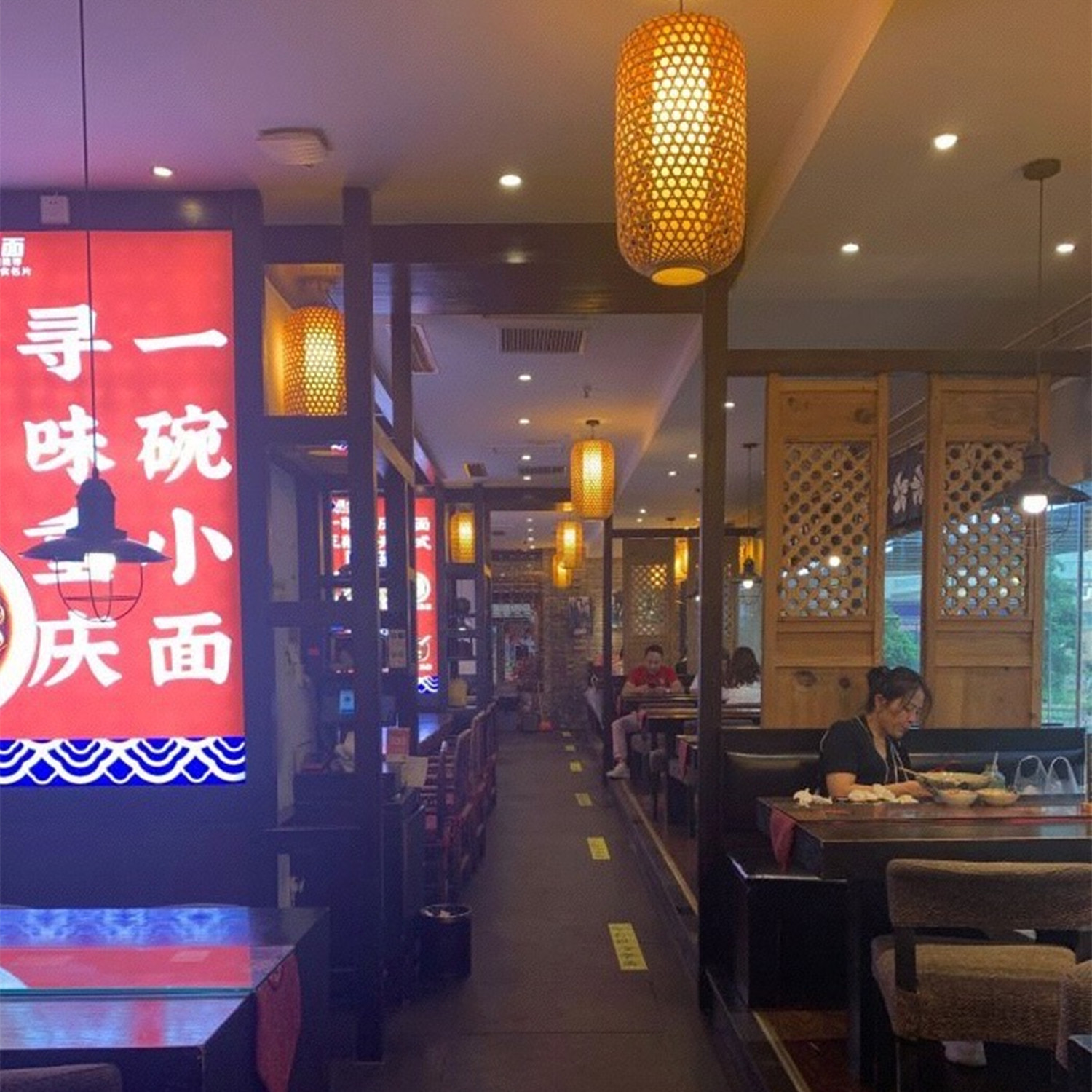 重庆小伙耗资500万,在解放碑开了家小面馆,只为传承妈妈的味道