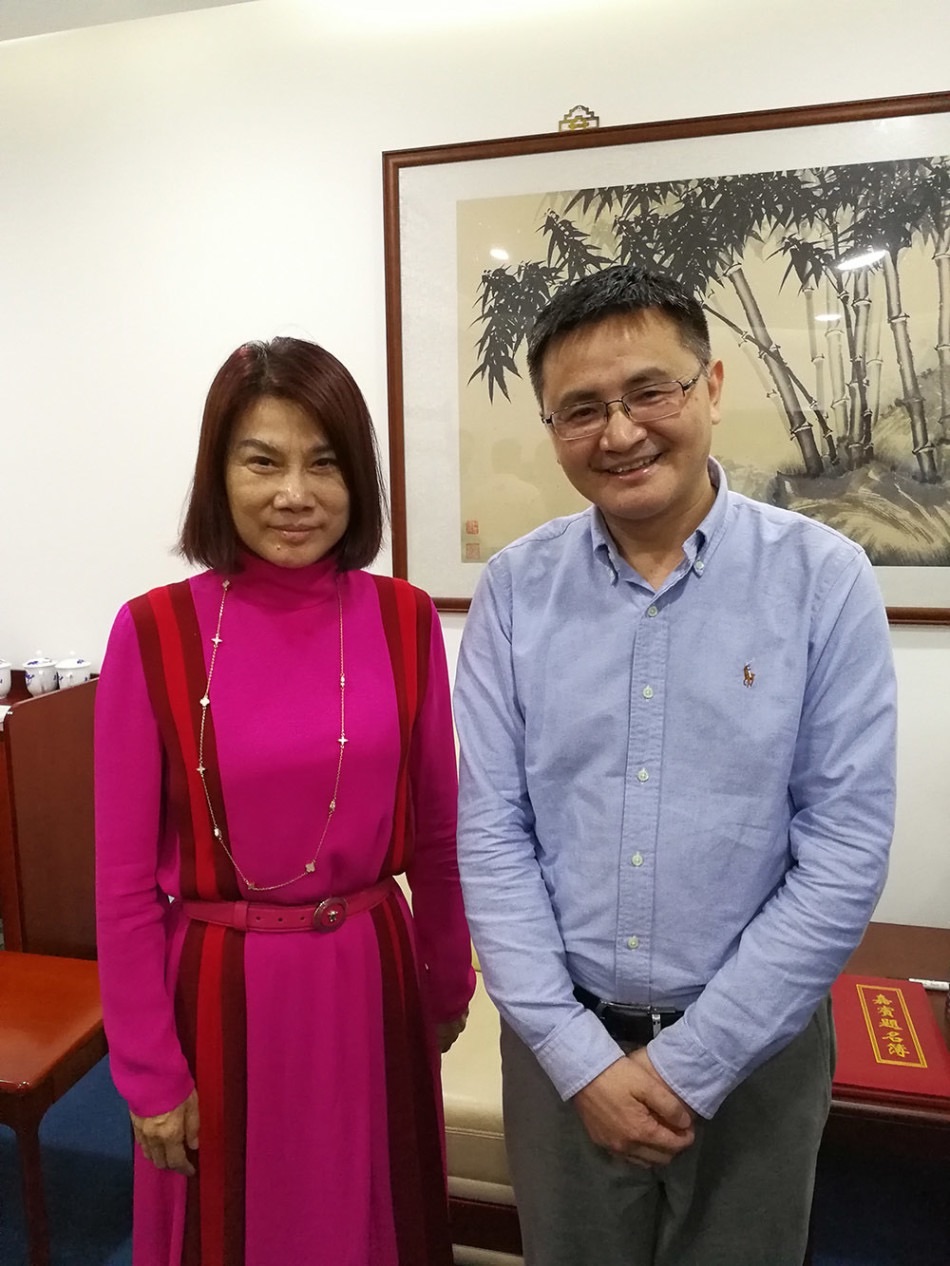 董明珠现身商场一群人陪同排场大穿开衫平底鞋有老人真实样