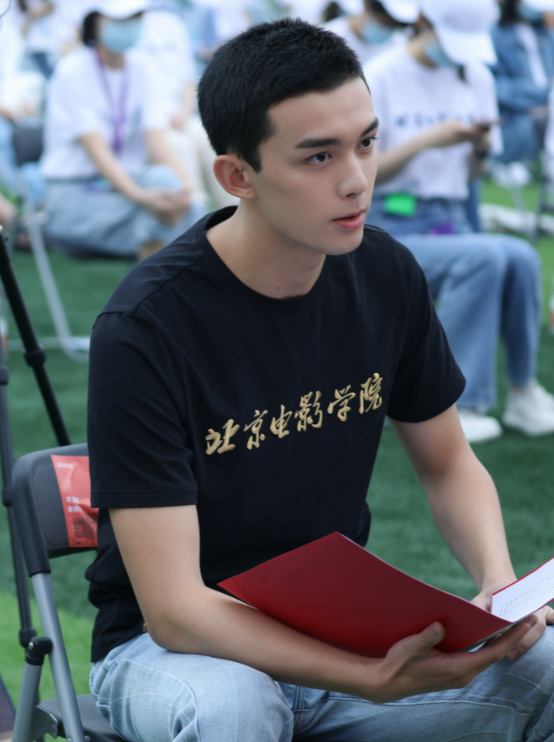 吴磊北电新生开学典礼发言,寸头造型显消瘦,正能量发言鼓动人心