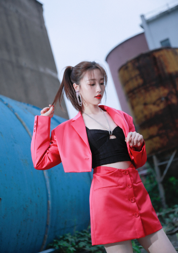 90后金牌主持人张纯烨用长腿征服无数观众颜值身材都在线