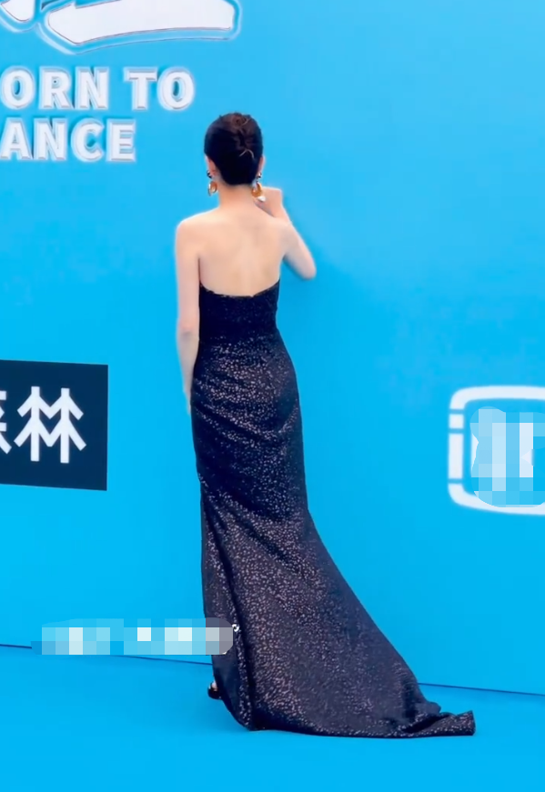 从佟丽娅曼妙的背影可以看出她的背非常的薄,手臂也非常纤细,腰肢看