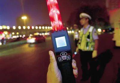 温州男子酒驾演技高超,吹气吹14次也测不出结果