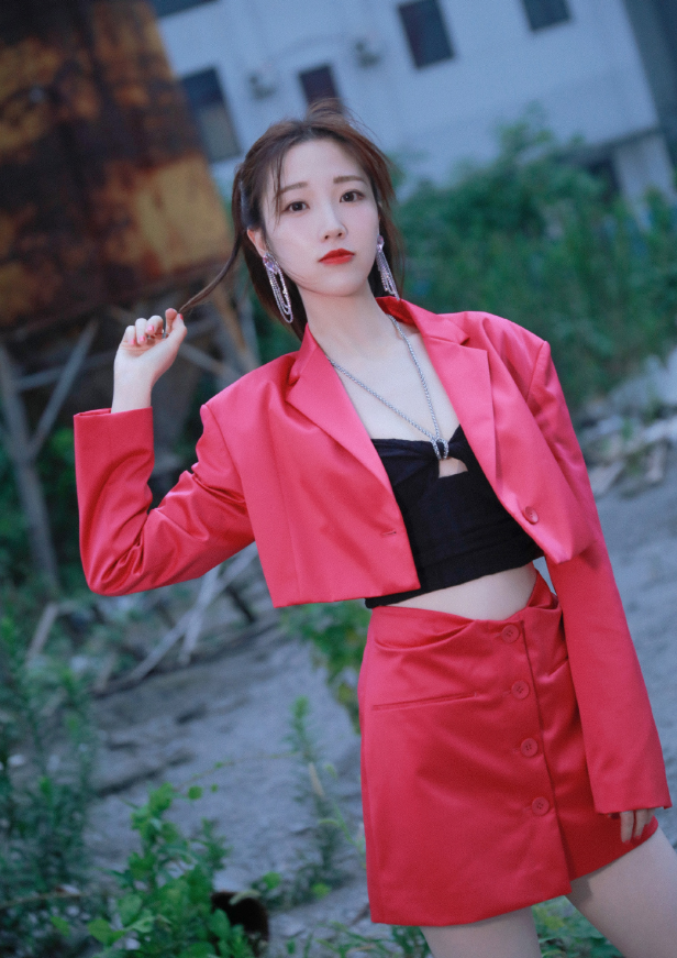 90后金牌主持人张纯烨用长腿征服无数观众颜值身材都在线