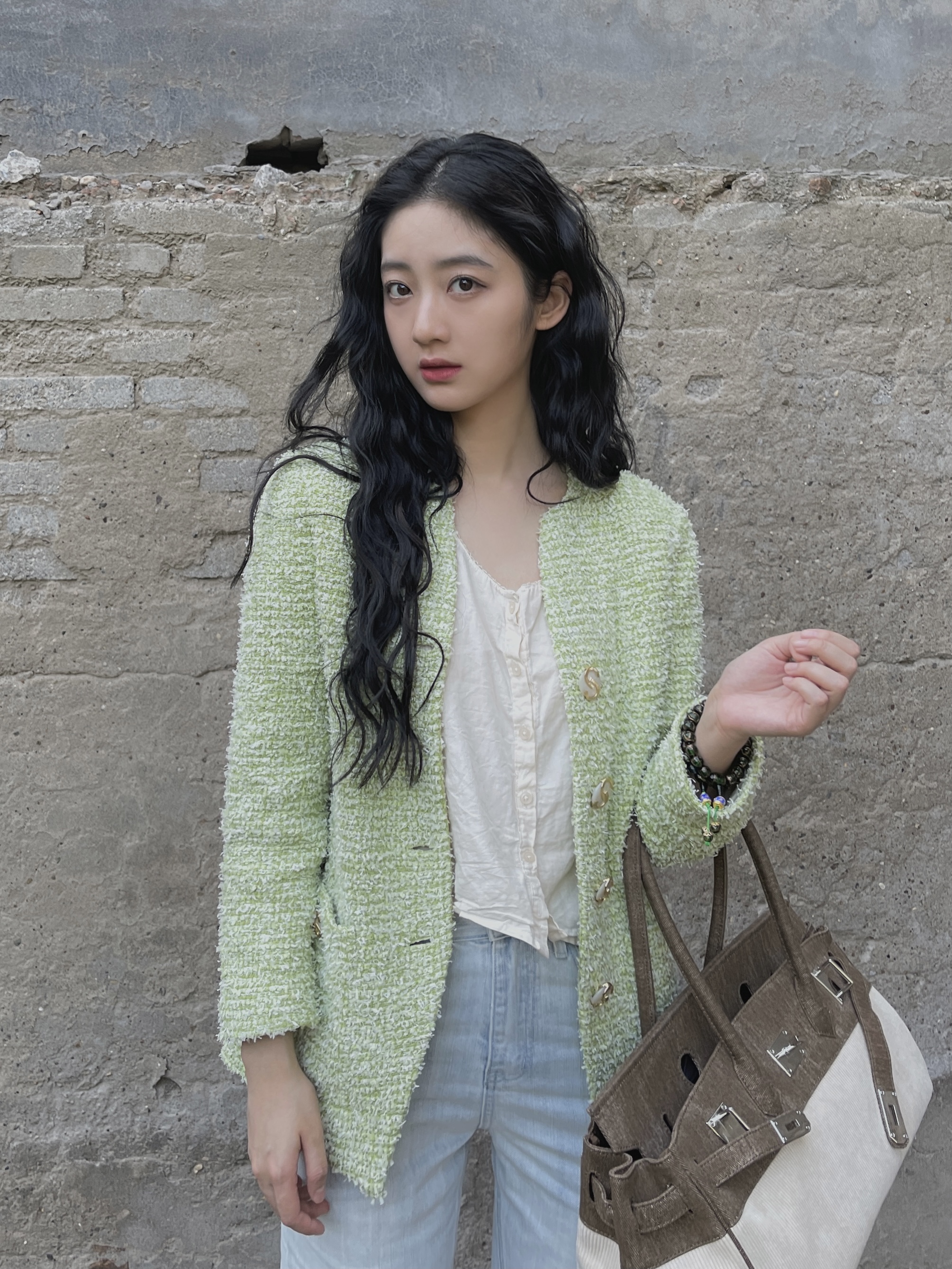 戚砚笛身着 st. john 2021 早秋系列针织外套|戚砚笛|花呢|牛油_新浪