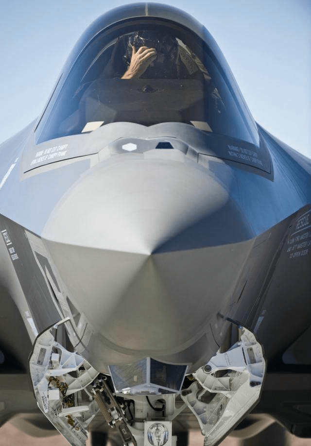 而且结合信息技术,f35机身6个环绕360度光电头都被进行了无缝连接处理