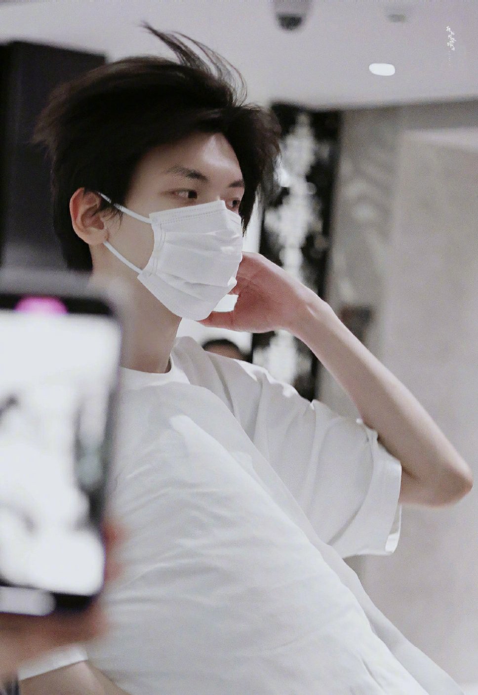 翟潇闻今日凌晨出发饭拍～ 带着枕头就出工的小翟 连轴转辛苦啦