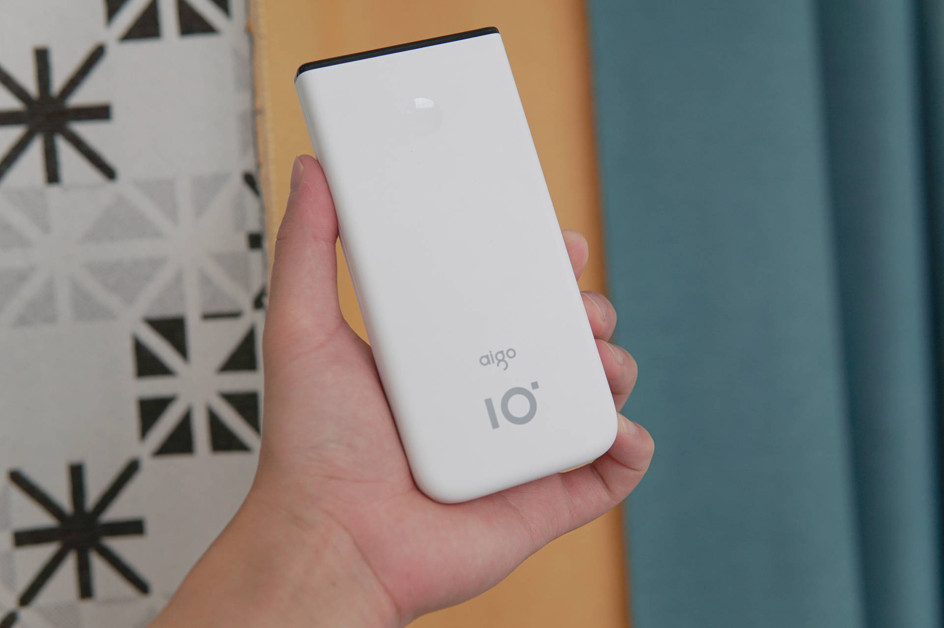 其次是需求-充电宝容量,最后就是价格和兼容性,毕竟现在各家手机快充