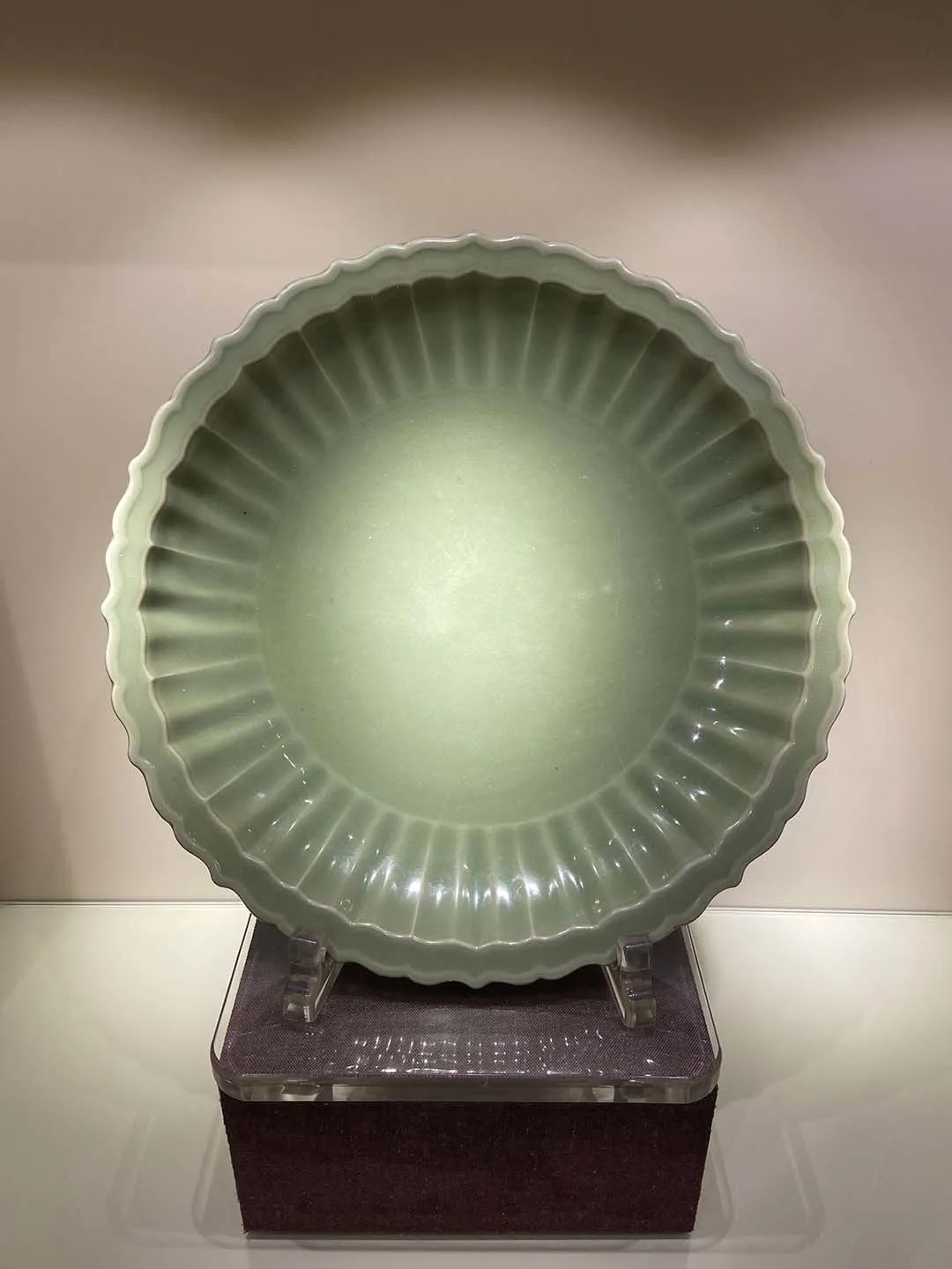 西子湖畔看龙泉青瓷从古今精品看制釉技艺