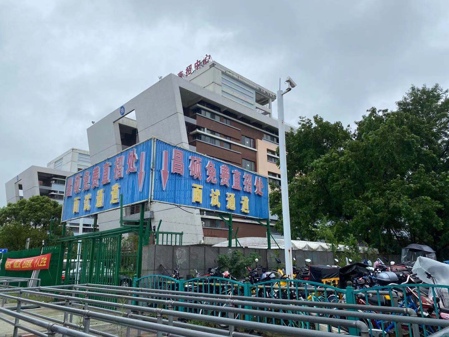 iPhone13上市前夜：上海代工厂24小时作业，每天上百人入职，返费却直降3千休闲区蓝鸢梦想 - Www.slyday.coM