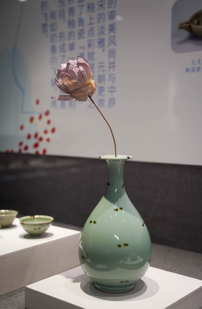 西子湖畔看龙泉青瓷从古今精品看制釉技艺