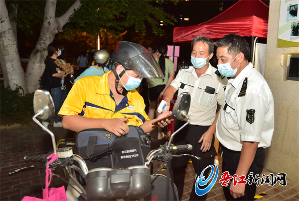 测温亮码验码 一个都不少——记者走访青阳翰林春天、外经贸宿舍等小区休闲区蓝鸢梦想 - Www.slyday.coM