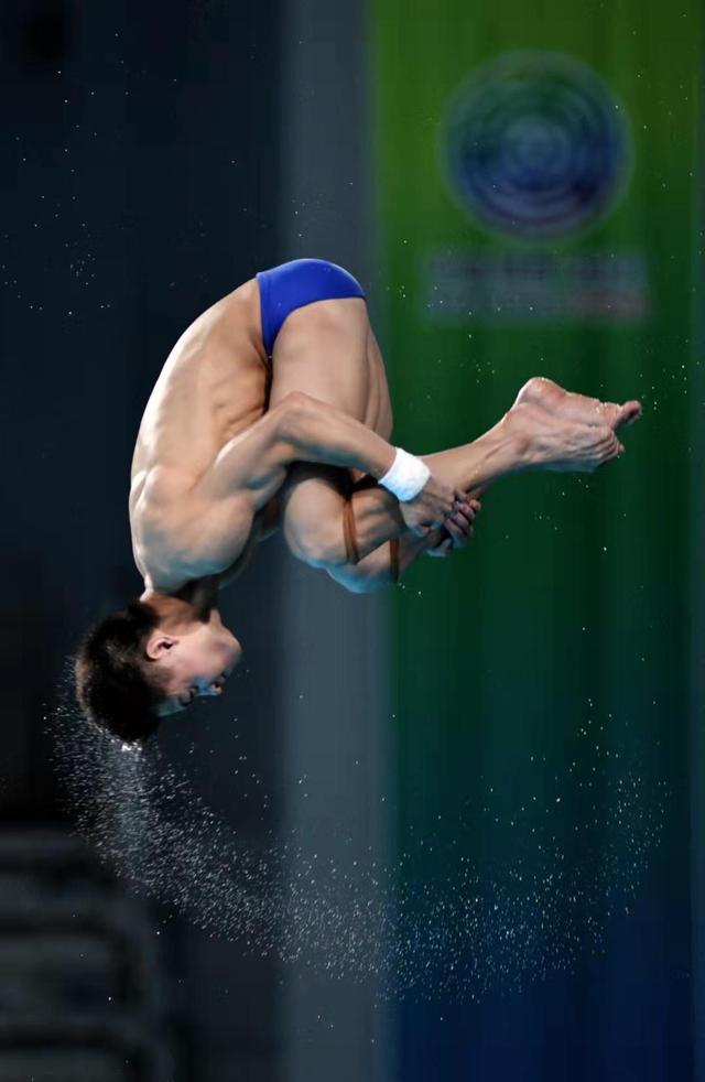 10米台决赛"神仙打架"东奥亚军杨健夺金|杨健|跳水|陈艾森_新浪新闻