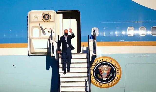 拜登与加州州长纽森先后走下飞机,共同前往位于长滩社区学院的选举