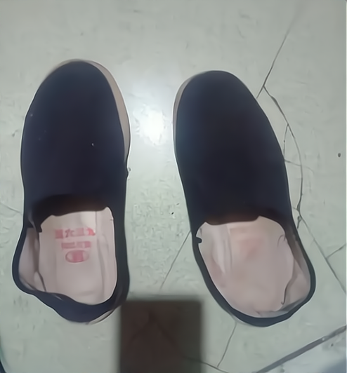 没想到,就因为他穿着一件带破洞的衣服,和一双老式黑布鞋,他被女店员