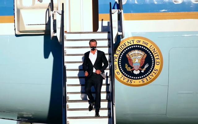 拜登与加州州长纽森先后走下飞机,共同前往位于长滩社区学院的选举