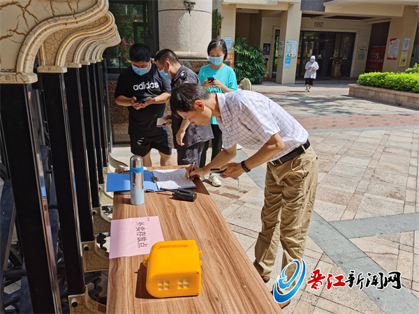 测温亮码验码 一个都不少——记者走访青阳翰林春天、外经贸宿舍等小区休闲区蓝鸢梦想 - Www.slyday.coM