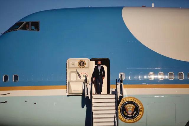 拜登与加州州长纽森先后走下飞机,共同前往位于长滩社区学院的选举