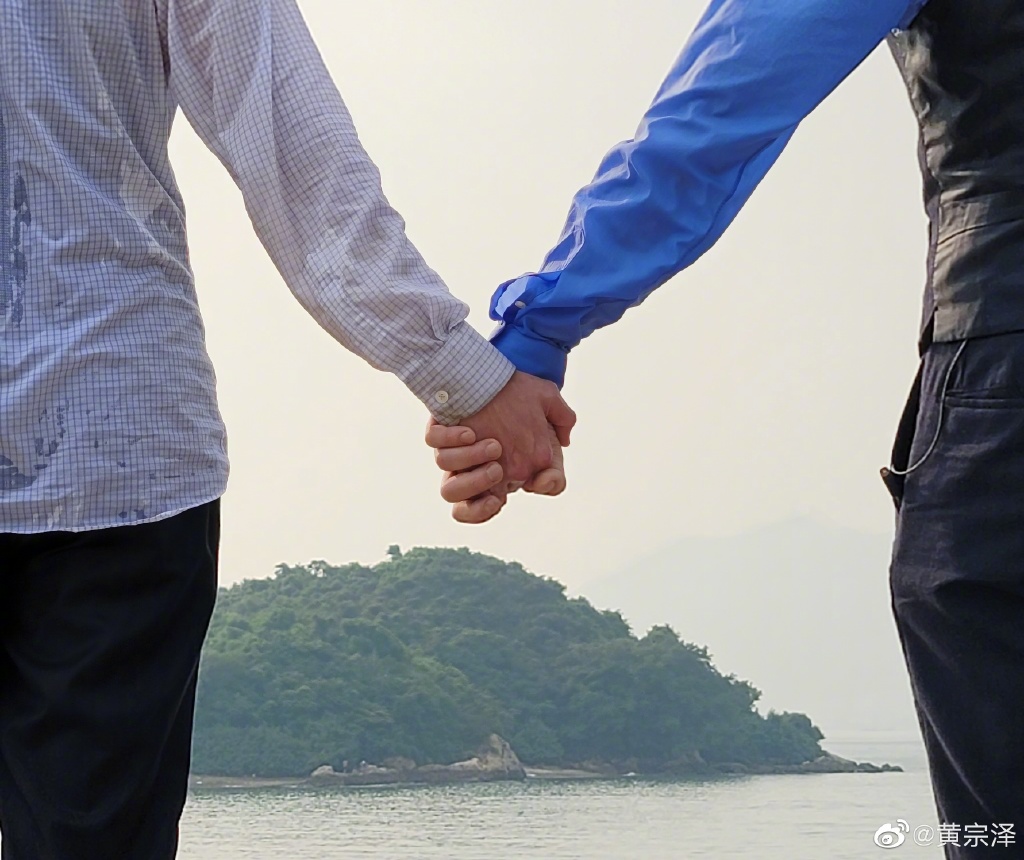 正文  其中一张两人牵手的照片引起了广泛关注,网友纷纷表示:"这对儿
