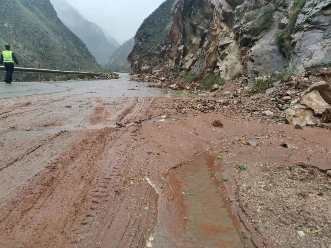 青海这些路段发生泥石流,塌方
