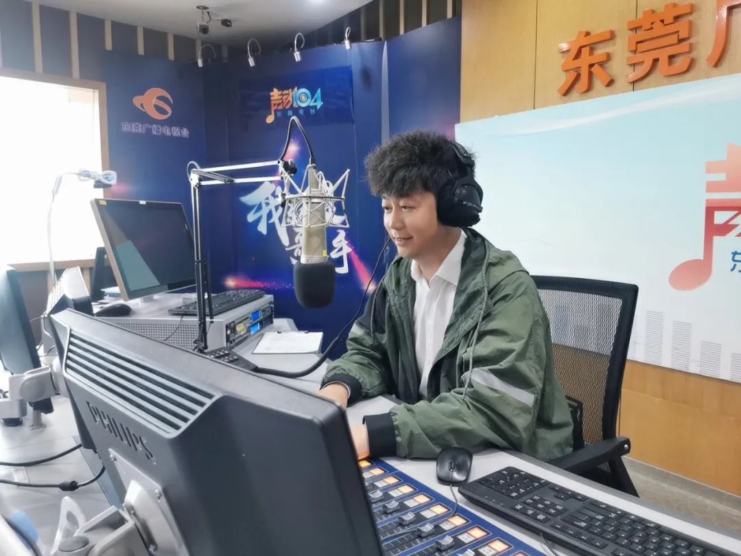 主持人罗疆对节目,听众有着自己的想法:你熄灭,我陪你低落尘埃;你欢笑