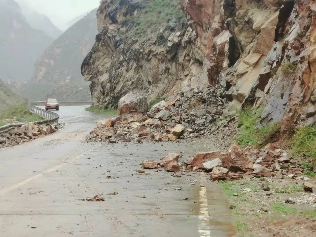 青海这些路段发生泥石流,塌方